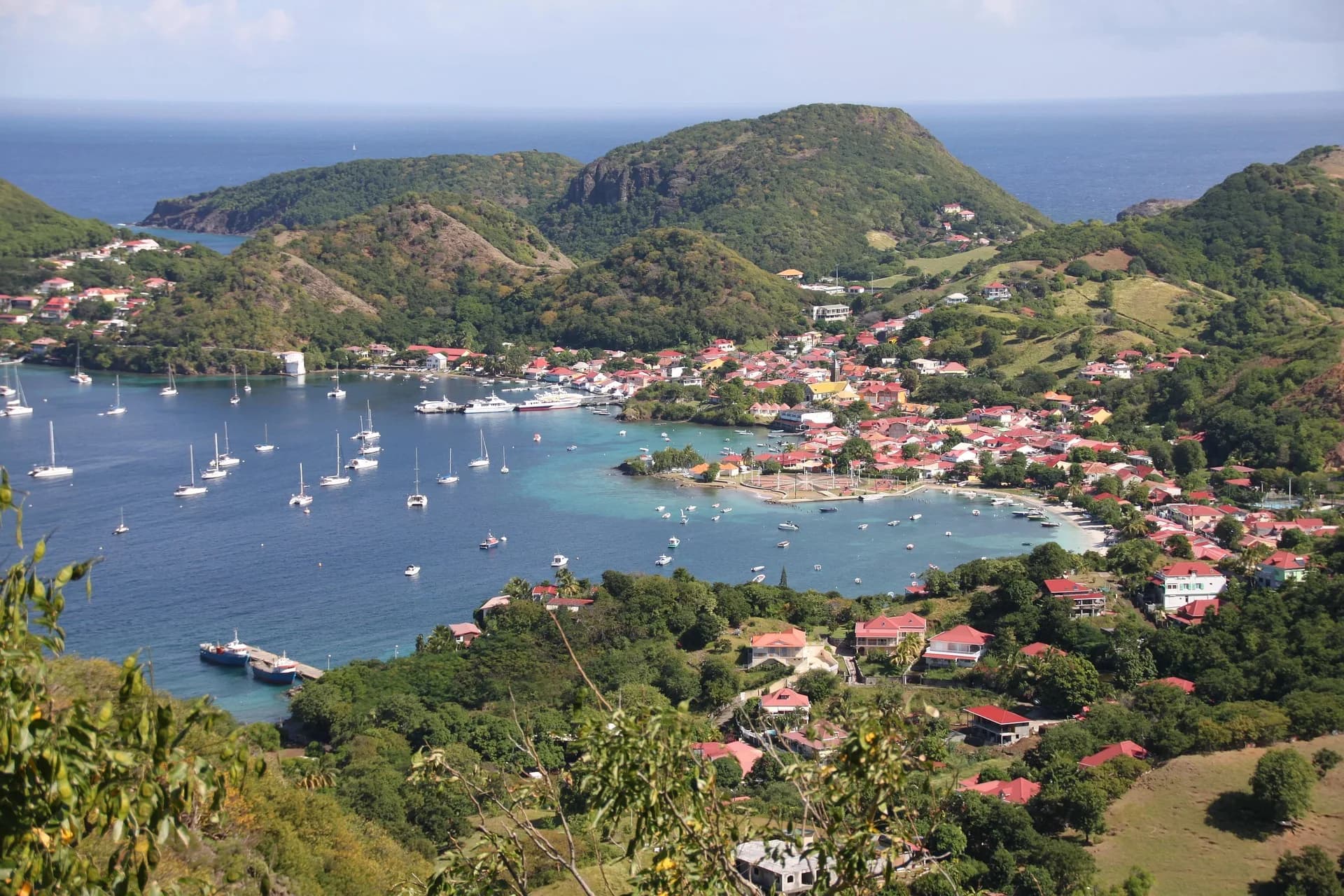 Baie des Saintes et ses collines en Guadeloupe