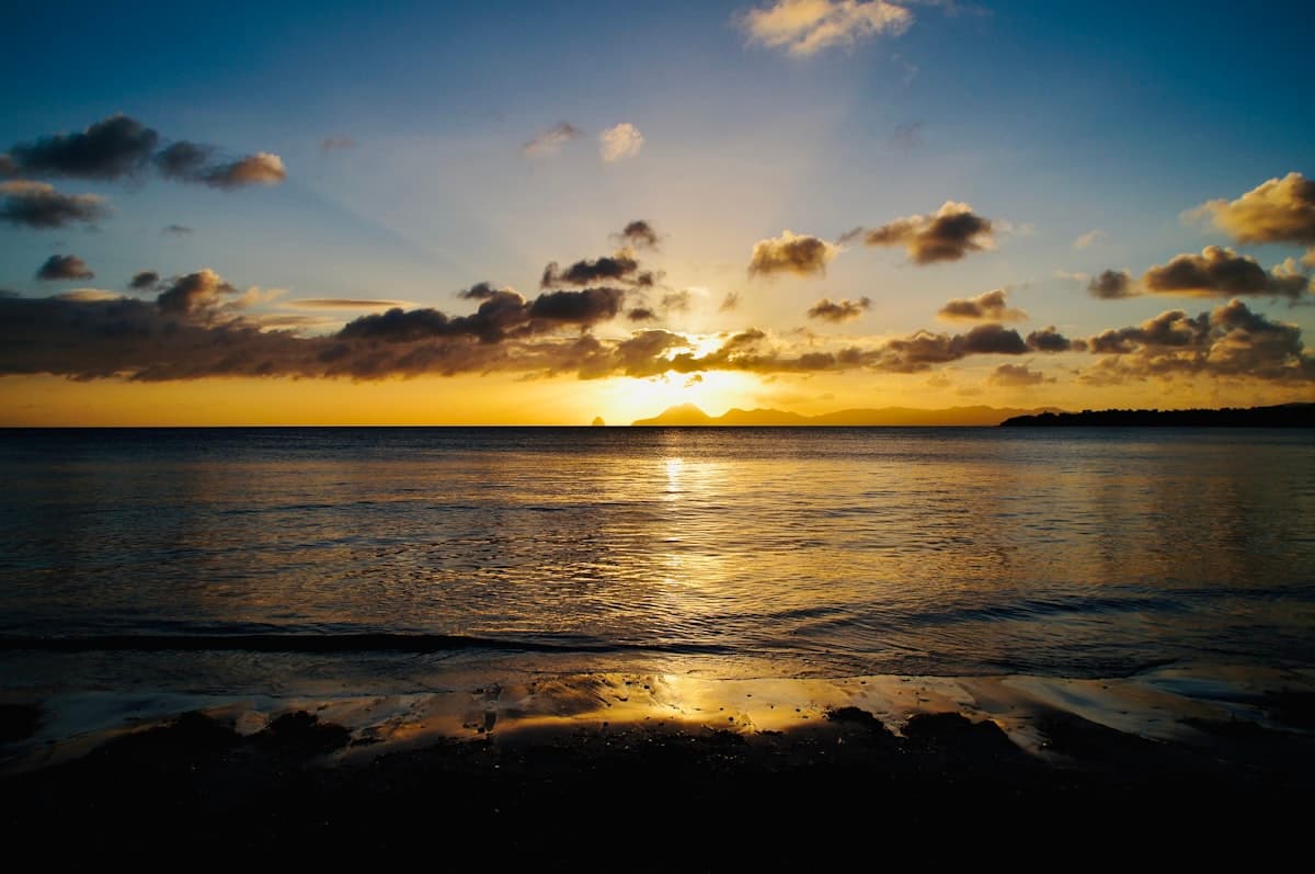 Mer turquoise et ciel dégagé sur la côte martiniquaise